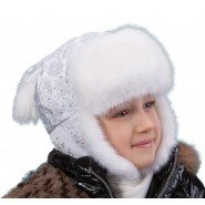 Картинка, красивая зимняя шапочка с меховыми вставками для девочки