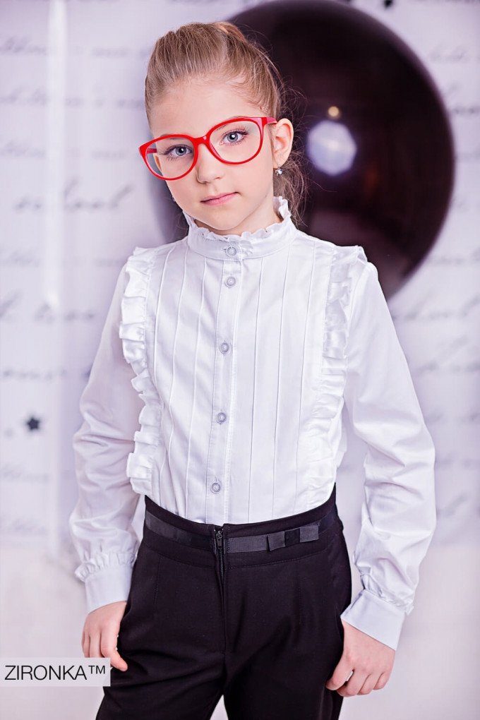 Фото - біла блузка з довгим рукавом, прикрашена рюшиками для дівчинки ціна 295 грн. за штуку - Леопольд