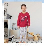 Картинка, бордовая пижама для мальчика с футбольными мячами