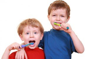 діти чистять зуби